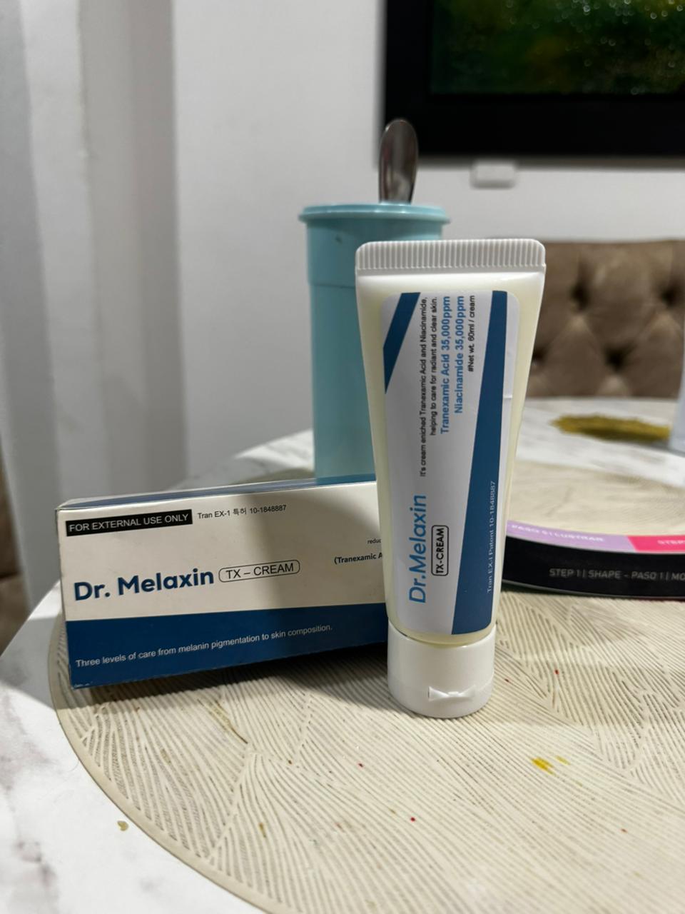 Caja y tubo Dr. Melaxin en un entorno real