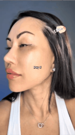 Mujer real aplicando crema en el rostro para mostrar la textura y luminosidad de su piel
